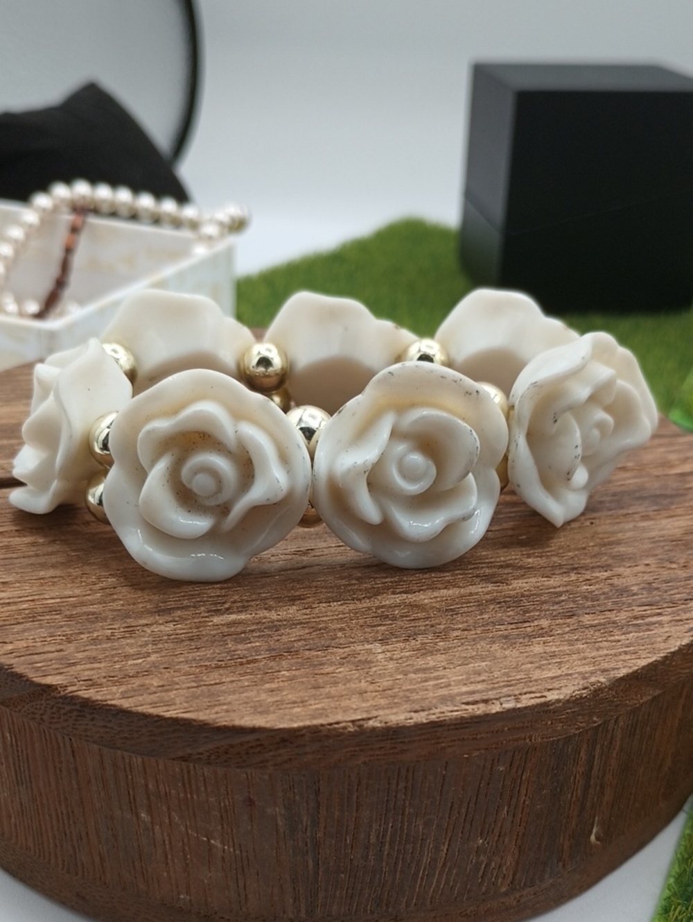 White Rose Stretch Bracelet with Beads Needs Good Cleaning B1009